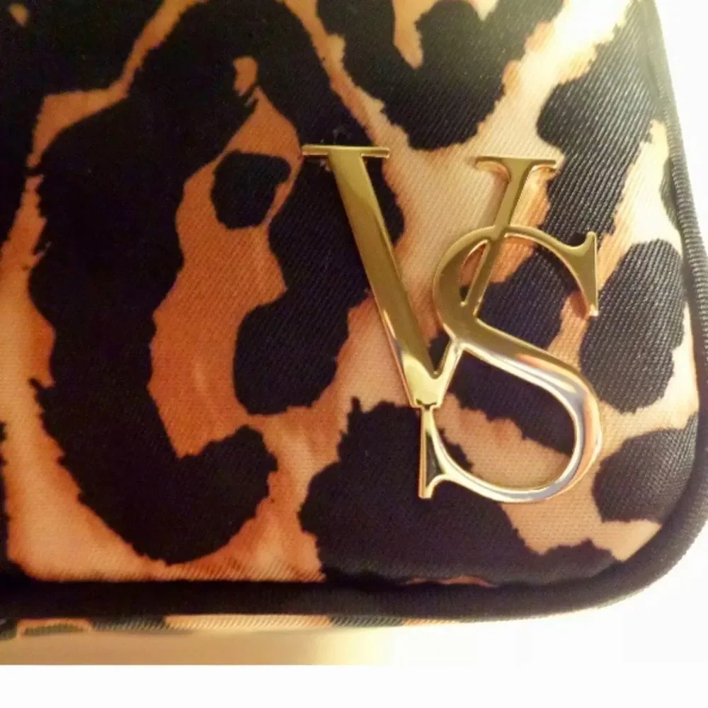 NWT Victoria's S Set 2 Pc Leopard Cosmetic Bag Duo